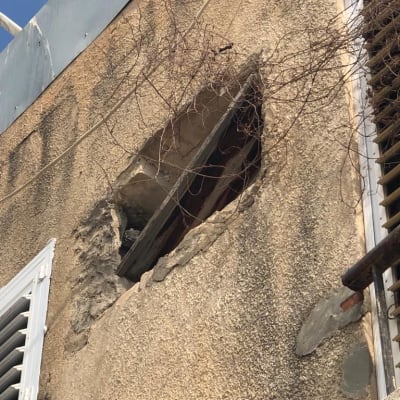 חור בקיר עם סימני תיקון בטיח