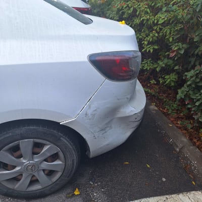 נזק לפגוש אחורי של רכב לבן בחניה