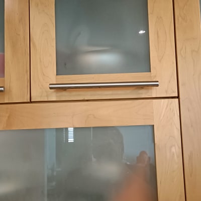ארונות מטבח עם דלתות זכוכית חלבית