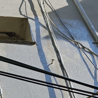 צינורות וכבלים על קיר עם איטום