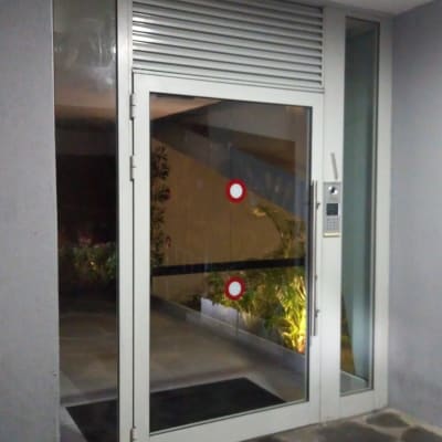 דלת זכוכית עם תריסים מעליה