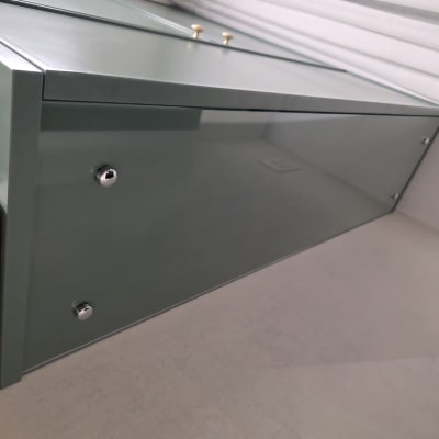 זכוכית מותקנת על מבנה מתכת עם ברגים