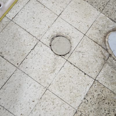 רצפה עם מכסה ביוב וכלי עבודה