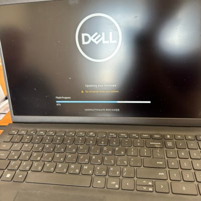 מחשב נייד של Dell בעדכון קושחה