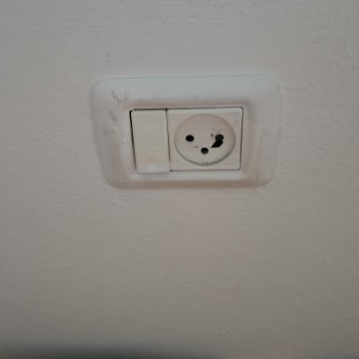 שקע חשמלי בקיר עם מתג