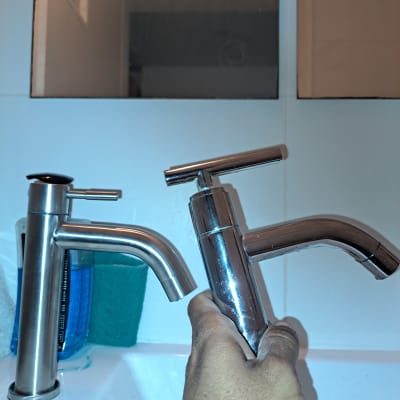 ברזים נירוסטה בכיור, יד מחזיקה ברז