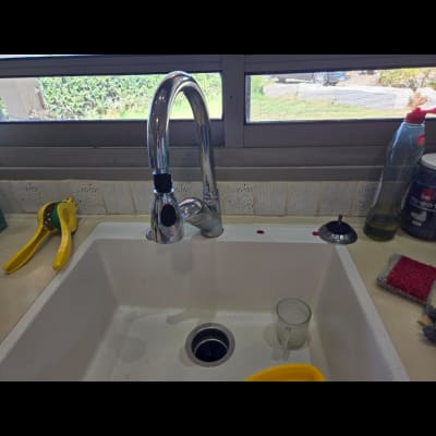 ברז מטבח עם כלים לניקוי וסבון כלים