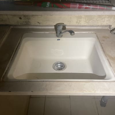 כיור מטבח עם ברז וסביבתו