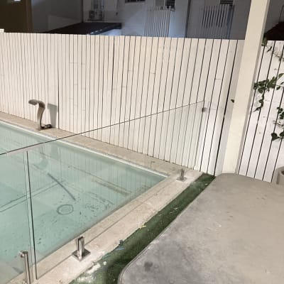 גדר זכוכית ליד בריכה בחצר