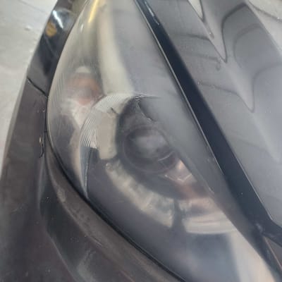 פנס רכב מלוכלך עם שריטות קלות