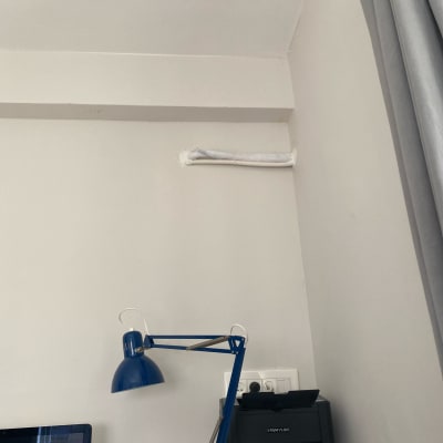 צינור מיזוג אוויר לבן על קיר לבן