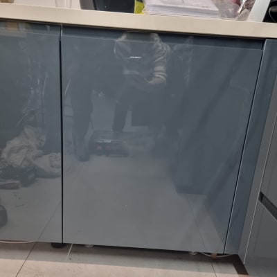 ארון מטבח עם דלתות כחולות ומשטח עבודה