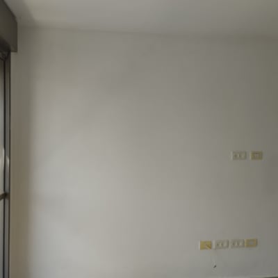 קיר לבן עם שקעים חשמליים