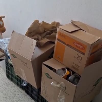 ארגזים וקרטונים ארוזים עם תכולת בית מוכנים להובלת דירה