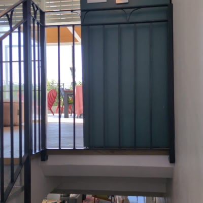 מעקה מתכת במבנה פנימי עם דלת פתוחה