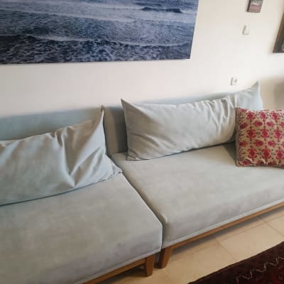 ספה עם כריות בחדר מגורים