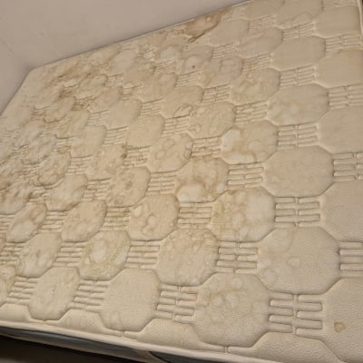 מזרן עם כתמים רבים על פני השטח