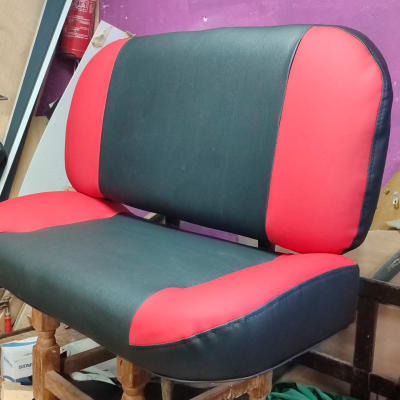 כיסא מרופד בשחור ואדום עם כלים מסביב