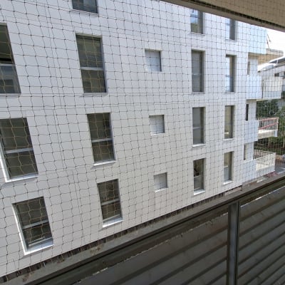 רשת הגנה על מרפסת למניעת כניסת יונים