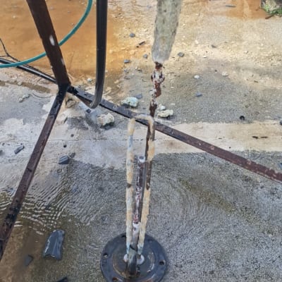 חלקי דוד שמש עם חלודה ואבנית על הקרקע