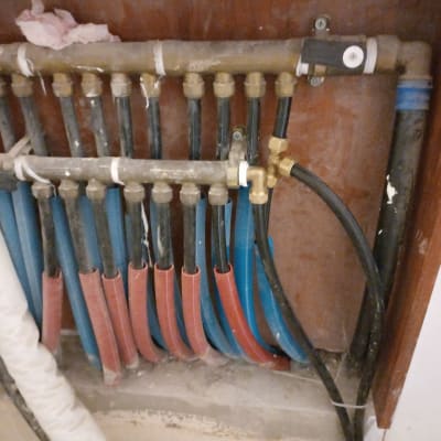 צינורות מים צבעוניים מחוברים למערכת ברזים