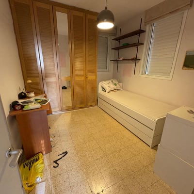 חדר שינה עם מיטה, שולחן וארון בגדים