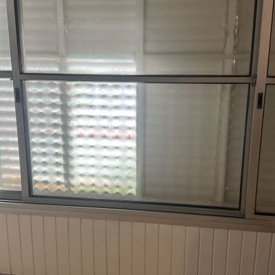 חלון זכוכית עם תריסים פנימיים ותאורה עליונה