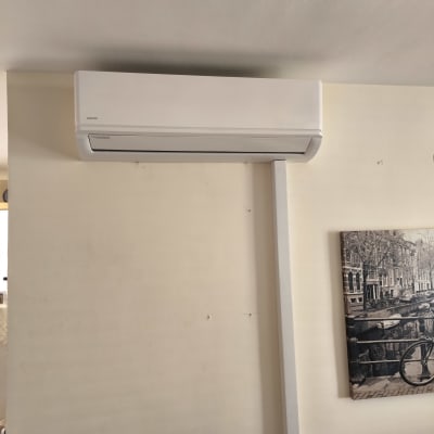 מזגן קיר לבן מותקן על קיר פנימי