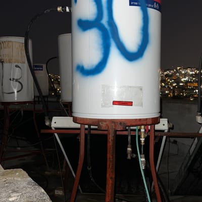 דוד שמש עם מספר 30 בצבע כחול על מיכל לבן