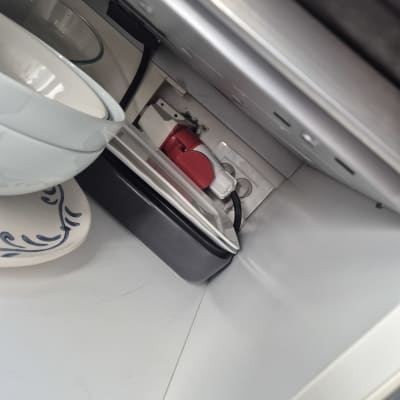 תמונה של פנים ארון עם כלי מטבח