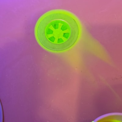 ניקוז עם צבעים זוהרים בסביבה ורודה