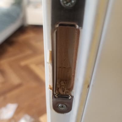 תמונה של דלת עם מנעול פגום