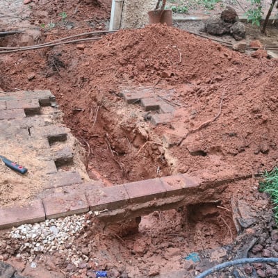 כלי עבודה וחפירה ליד צינור ביוב פתוח