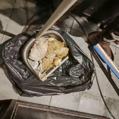 כלי עבודה של אינסטלטור עם צינור וניקוז