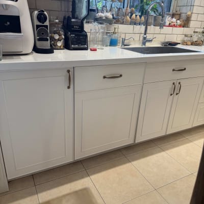 מטבח עם מכשירי חשמל וכיור