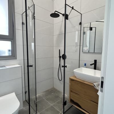 מקלחון זכוכית עם ראש מקלחת שחור