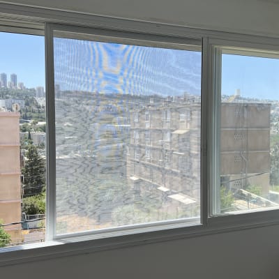 מסגרת חלון אלומיניום עם רשת שקופה