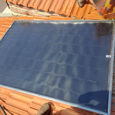 קולטן שמש מותקן על גג רעפים אדומים