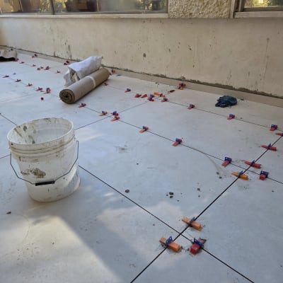 ריצוף עם כלים וחומרים לאיטום