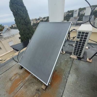 קולטן שמש מותקן על גג עם צינור מחובר