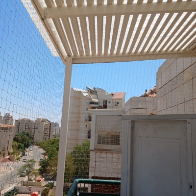 רשת למניעת כניסת יונים במרפסת