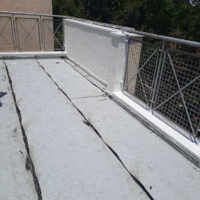 גג אטום עם שכבת איטום לבנה וסדקים אטומים