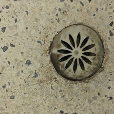 ניקוז מים ברצפת חדר אמבטיה