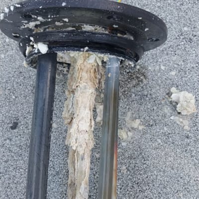 חלקי דוד שמש עם אבנית וחוטי חשמל