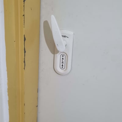 ידית דלת לבנה עם מנעול