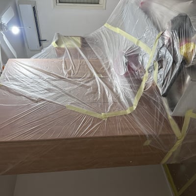 רהיטים מכוסים בניילון לקראת צביעה