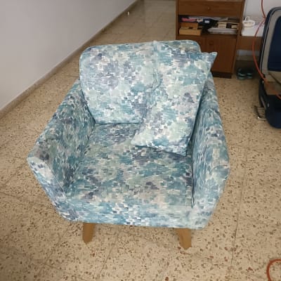 כורסה עם כרית על רצפת אריחים