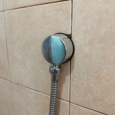 צינור מתכת מחובר לקיר אריחים