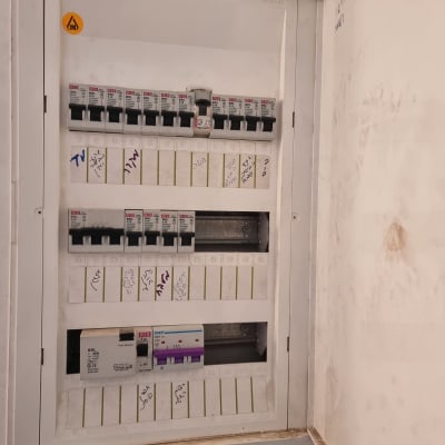לוח חשמל עם מפסקים שונים