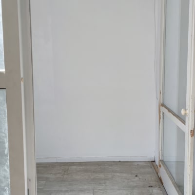 חדר עם קירות צבועים ורצפת עץ